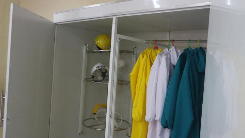 Ilustrasi alat pelindung diri (APD) untuk tenaga medis tersimpan dalam lemari sterilisasi.