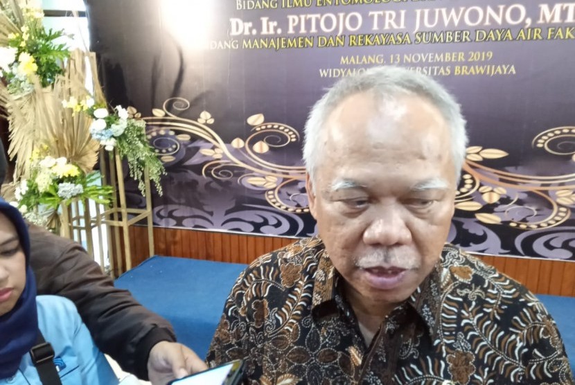 Universitas Brawijaya (UB) mengukuhkan dua profesor baru di Gedung Widyaloka UB, Kota Malang, Rabu (13/11). Kegiatan ini turut dihadiri Menteri Pekerjaan Umum dan Perumahan Rakyat (Men-PUPR), Basuki Hadimuljono. 