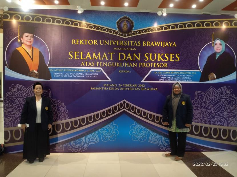 Universitas Brawijaya (UB) mengukuhkan dua profesor baru di Kota Malang, Sabtu (26/2/2022). Dua profesor ini berasal dari Fakultas Ekonomi dan Bisnis (FEB) dan Fakultas MIPA (FMIPA).