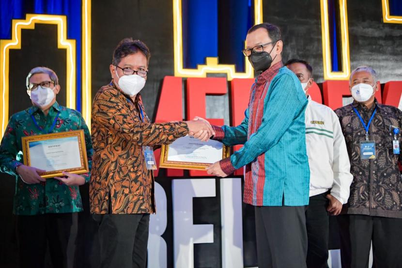 Universitas Brawijaya (UB) meraih posisi tertinggi Indikator Kinerja Utama (IKU) Tahun 2021 pada liga PTN-BLU. Penghargaan ini diberikan langsung oleh Direktorat Jenderal Perguruan Tinggi, Riset dan Teknologi kepada Sekretaris Universitas UB, Setyono Yudo Tyasmoro di Jakarta, beberapa waktu lalu.