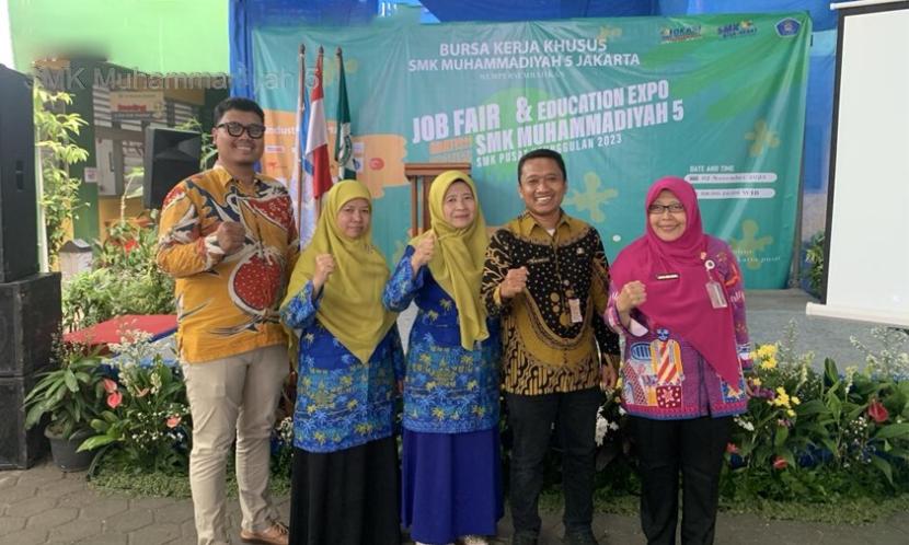 Universitas BSI bersama SMK Muhammadiyah 5 Jakarta sukses mengadakan Job Matching and Education Expo.