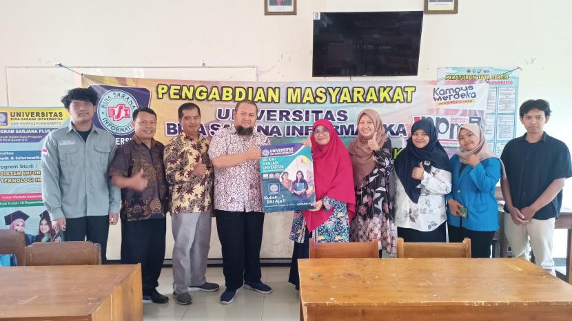Universitas BSI (Bina Sarana Informatika) berkesempatan mengisi kegiatan Pelatihan Pembelajaran Inovatif Berbasis IT untuk Guru-guru MGMP (Musyawarah Guru Mata Pelajaran) PPKn SMK Se-Kabupaten Banyumas di SMK Negeri 2 Purwokerto.