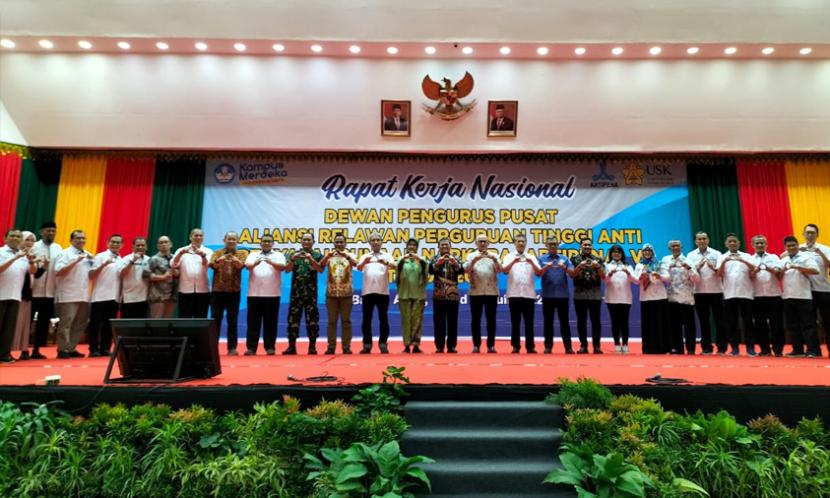 Universitas BSI (Bina Sarana Informatika) hadir memenuhi undangan Rapat Kerja Nasional (Rakernas) Aliansi Relawan Perguruan Tinggi Anti Penyalahgunaan Narkoba (Artipena) yang bertempat di gedung AAC Dayan Dawood, Universitas Syiah Kuala (Unsyiah), Kota Banda Aceh, Aceh, pada Kamis–Sabtu, 14–17 Juli 2022 lalu.