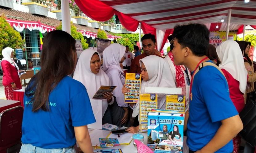 Universitas BSI (Bina Sarana Informatika) Kampus Cengkareng mendapatkan kesempatan untuk mengikuti kegiatan Job & Edu Fair 2024, yang diselenggarakan oleh SMKN 53 Jakarta untuk para siswa/i kelas 12 dan para alumninya.