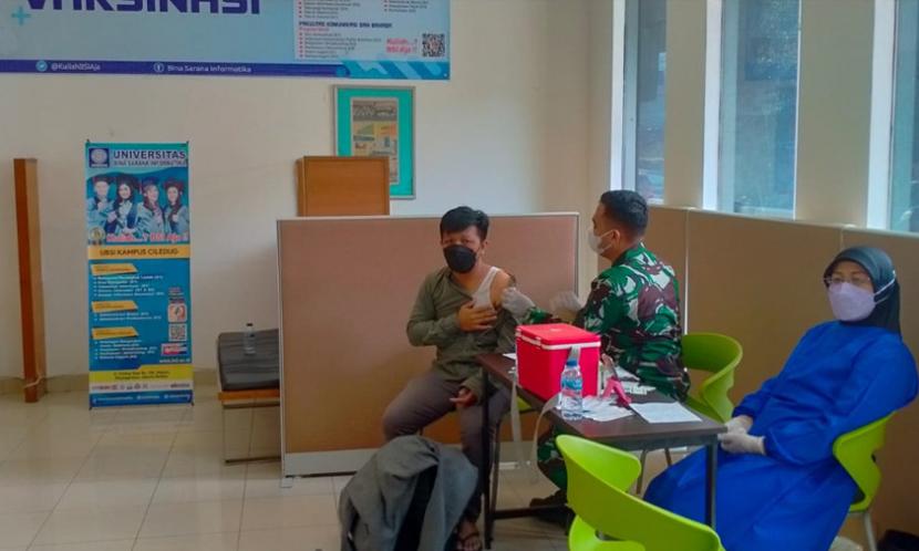  Universitas BSI (Bina Sarana Informatika) kampus Ciledug bekerja sama dengan Koramil 04 dan Puskesmas Kelurahan Ulujami, kembali menjadi sentra vaksinasi Covid-19.
