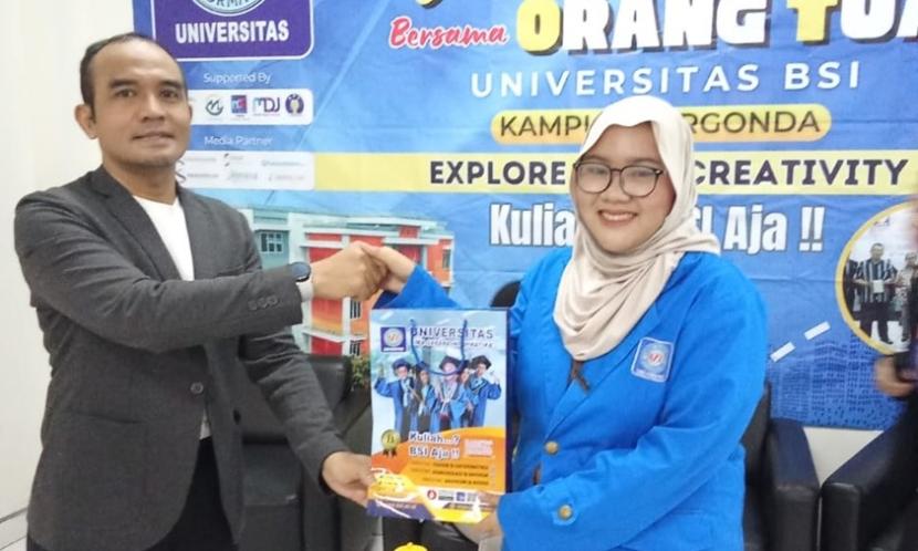 Universitas BSI (Bina Sarana Informatika) Kampus Margonda bikin heboh dengan acara Bincang Kampus Orang Tua (BKOT) bertema ‘Explore Your Creativity’. 