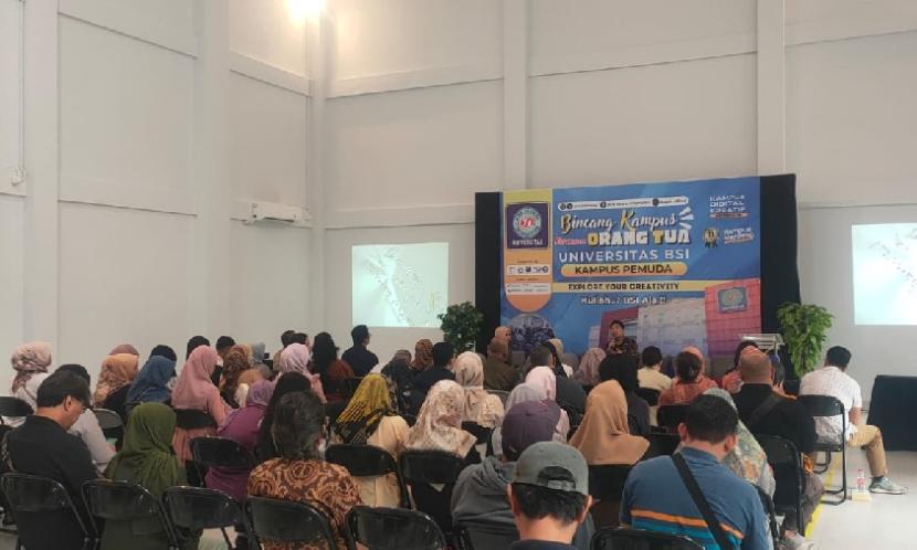 Universitas BSI (Bina Sarana Informatika) Kampus Pemuda menyosialisasikan pentingnya aplikasi M-Parents kepada seluruh orang tua dan wali mahasiswa yang hadir di acara Bincang Kampus bersama Orang Tua (BKOT).