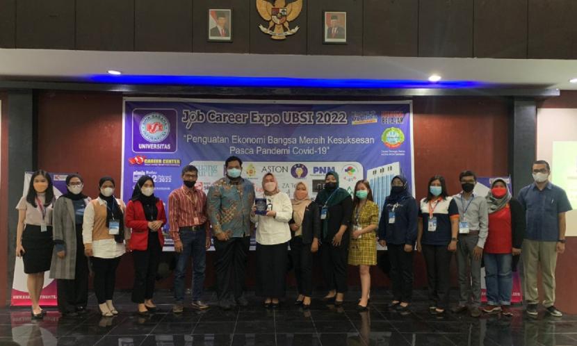 Universitas BSI (Bina Sarana Informatika) kampus Pontianak bekerja sama dengan BSI Career Center (BCC) sukses menggelar Job Career Expo Universitas BSI 2022, pada Rabu (2/2) silam. Acara ini berhasil menjadi event bursa kerja pertama kalinya di masa pandemi yang digelar di Kota Pontianak. 