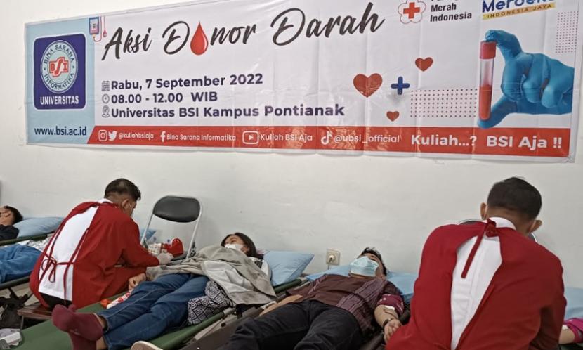 Universitas BSI (Bina Sarana Informatika) kampus Pontianak, mengundang Palang Merah Indonesia (PMI). PMI hadir menyediakan fasilitas donor darah bagi civitas akademika dan masyarakat sekitar, di lingkungan Universitas BSI kampus Pontianak.