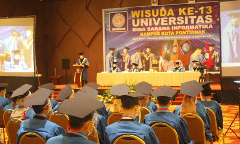 Universitas BSI (Bina Sarana Informatika) kampus Pontianak, telah melaksanakan wisuda ke-13 secara offline, dengan penerapan protokol kesehatan (prokes) ketat, Q Hall Convention Center Qubu Resort, Kubu Raya, pada Kamis (16/12). 