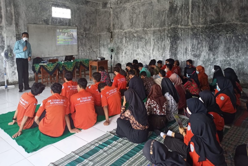 Universitas BSI (Bina Sarana Informatika) kampus Purwokerto berikan pembekalan karier untuk siswa/i SMK Taruna Bakti Purwokerto. Kegiatan ini diselenggarakan di Aula SMK Taruna Bakti, Purwokerto, Kamis (11/11).