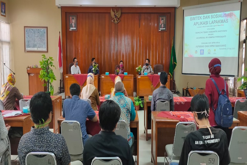 Universitas BSI (Bina Sarana Informatika) Kampus Purwokerto kembali berpartisipasi dalam peningkatan pemanfaatan teknologi. Kali ini, Universitas BSI memberikan Bimbingan Teknik (Bimtek) aplikasi ke UMKM yang berada di 27 Kecamatan di Kabupaten Banyumas. Bimtek dilaksanakan pada Kantor BAPPEDALITBANG Kabupaten Banyumas pada Kamis (27/5). 