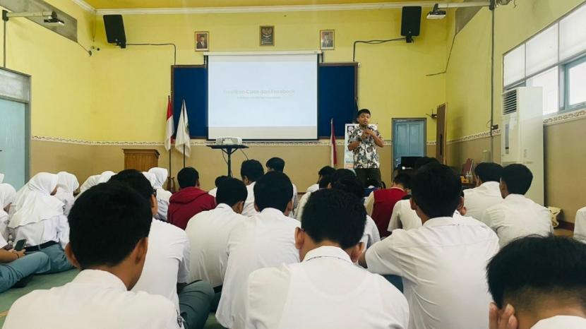 Universitas BSI (Bina Sarana Informatika) kampus Purwokerto menggelar acara berbagi ilmu mencari pendapatan dari Facebook Pro kepada siswa SMA N 4 Purwokerto.