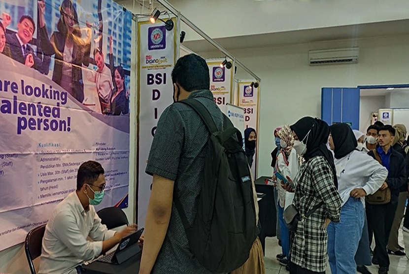 Universitas BSI (Bina Sarana Informatika) kampus Sukabumi akan melaksanakan BSI DiginoFest 2023, yaitu kegiatan Bursa Kerja & Internship yang bertujuan untuk membantu para pencari kerja dan mahasiswa dalam mengembangkan karier.