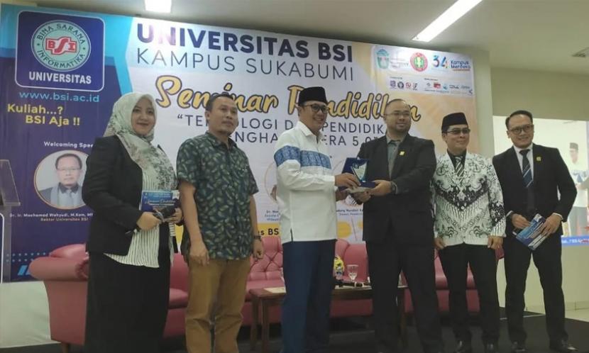 Universitas BSI (Bina Sarana Informatika) kampus Sukabumi bekerja sama dengan Cabang Dinas Pendidikan (CADISDIK) wilayah V, Jawa Barat, melaksanakan seminar pendidikan (semdik) nasional dalam rangka memperingati hari pendidikan nasional.