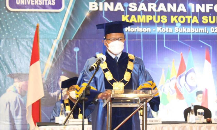 Universitas BSI (Bina Sarana Informatika) kampus Sukabumi menggelar wisuda secara offline, di Hotel Horison, jl. Siliwangi No.68, Kebonjati, Kec. Cikole, Kota Sukabumi, pada Kamis (2/12) dengan menerapkan protokol kesehatan (prokes) yang ketat.