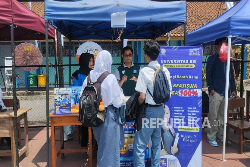 Universitas BSI (Bina Sarana Informatika) Kampus Tasikmalaya sukses memanaskan panggung SEPUTAS EDUCATION FAIR 2024 alias SEPUTAS EDUFAIR yang diadakan di SMAN 10 Tasikmalaya pada Selasa, 29 Oktober 2024.