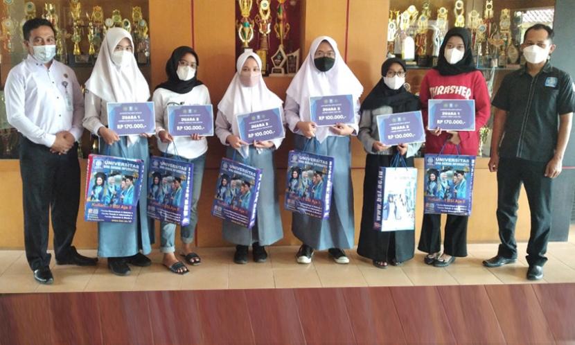 Universitas BSI (Bina Sarana Informatika) kampus Yogyakarta berikan dukungan kepada OSIS SMK Negeri 1 Godean, Sleman dalam penyelenggaraan photo and video instagram competition. Kompetisi ini diselenggarakan sejak tanggal 13–20 Desember 2021 dan pengumuman pemenang digelar pada Rabu, 22 Desember 2021.