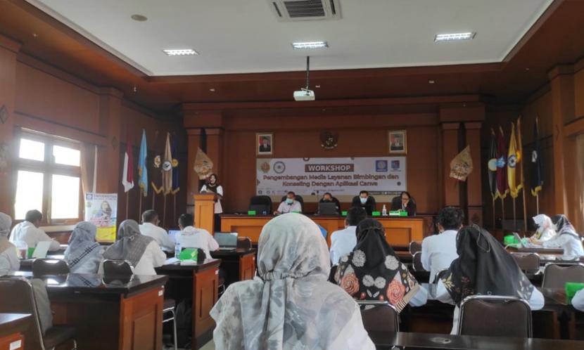 Universitas BSI (Bina Sarana Informatika) kampus Yogyakarta dalam menjalin kerja sama yang baik dengan Guru MGBK (Musyawarah Guru Bimbingan Konseling) Kabupaten Kulon Progo memberikan workshop digitalisasi konseling yang diselenggarakan di Aula SMK Negeri 2 Pengasih Kulon Progo pada Rabu (24/8/2022). 