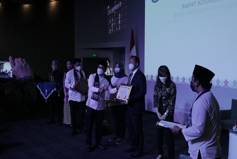 Universitas BSI (Bina Sarana Informatika) kembali mendapatkan penghargaan pada tingkat Universitas di lingkungan Lembaga Layanan Pendidikan Tinggi (LLDIKTI) Wilayah III Jakarta. Dalam acara Rapat Koordinasi Daerah (RAKORDA) yang digelar di Universitas Multimedia Nusantara, Universitas BSI berhasil meraih 5 penghargaan sekaligus dari LLDIKTI, Rabu (24/11). 