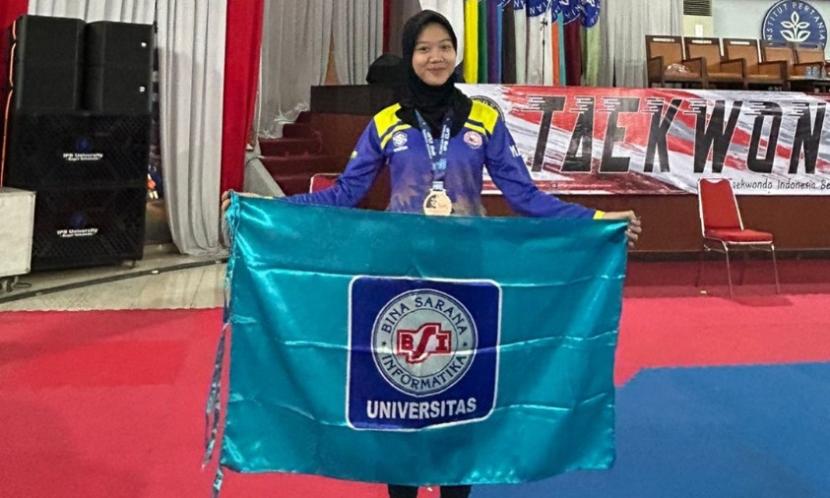 Universitas BSI (Bina Sarana Informatika) lagi-lagi mencatatkan prestasi melalui kemenangan salah satu mahasiswanya, Uyo Masruroh, dalam ajang Taekwondo Open Tournament IPB Cup Pelajar dan Mahasiswa 2024.