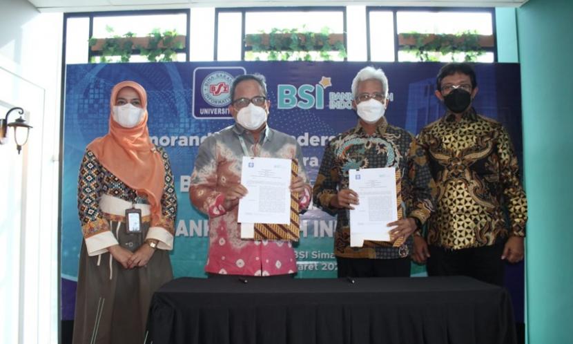 Universitas BSI (Bina Sarana Informatika) melakukan penandatanganan MoU (Memorandum of Understanding) dengan Bank Syariah Indonesia (BSI), di gedung Universitas BSI kampus Simatupang, pada Kamis (24/3/2022). 