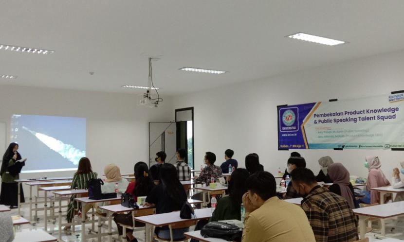 Universitas BSI (Bina Sarana Informatika) memberikan pembekalan product knowledge dan public speaking pada mahasiswa/i talent squad Universitas BSI. 