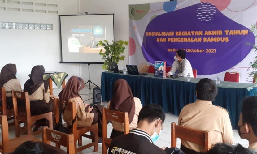 Universitas BSI (Bina Sarana Informatika) memenuhi undangan untuk menghadiri Sosialisasi Akhir Tahun dan Pengenalan Kampus yang diselenggarakan oleh Sekolah Menengah Kejuruan (SMK) Multicomp Depok. Acara kali ini berjalan secara luring, dengan penerapan protokol kesehatan yang ketat, di Depok, pada Rabu (22/12). 