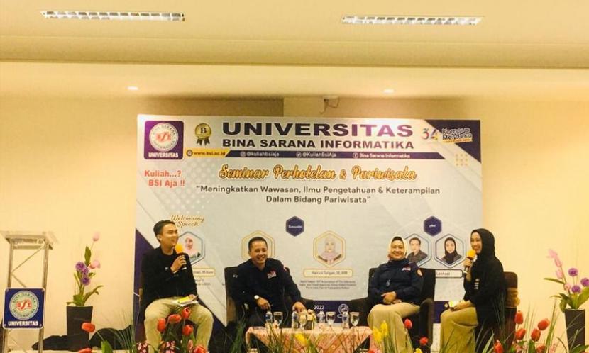 Universitas BSI (Bina Sarana Informatika) menggelar seminar perhotelan dan pariwisata secara hybrid, yakni secara daring di Youtube channel BSITVOfficial dan secara luring yang berlokasi di Wisma BSI, Kaliabang, Bekasi, Rabu (27/7/2022).