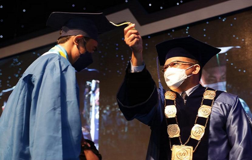 Universitas BSI (Bina Sarana Informatika) sebagai Kampus Digital Kreatif akan melaksanakan proses pelantikan wisuda ke-56 secara offline.