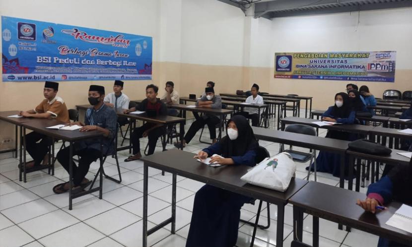 Universitas BSI kampus Bekasi adakan program Berbagi Ilmu dan Berbagi Peduli.