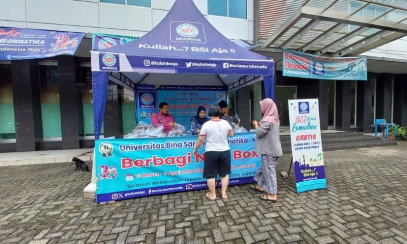 Universitas BSI kampus Ciledug gelar tradisi tahunan Berbagi Nasi Box selama Ramadhan.