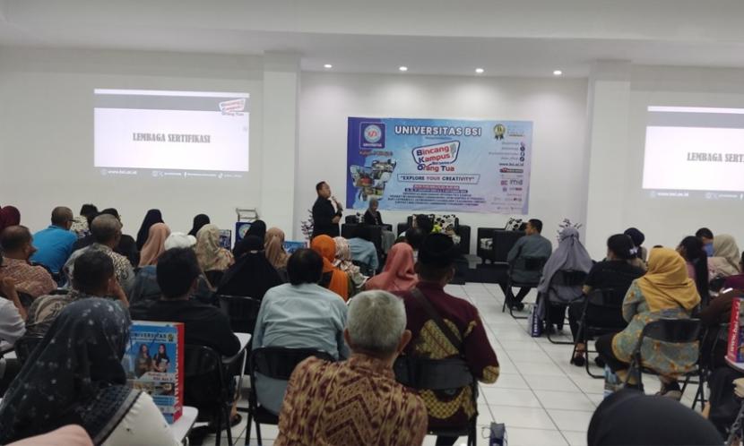 Universitas BSI kampus Tangerang (Cimone) menggelar Bincang Kampus Bersama Orang Tua (BKOT) bertajuk 'Explore Your Creativity'.