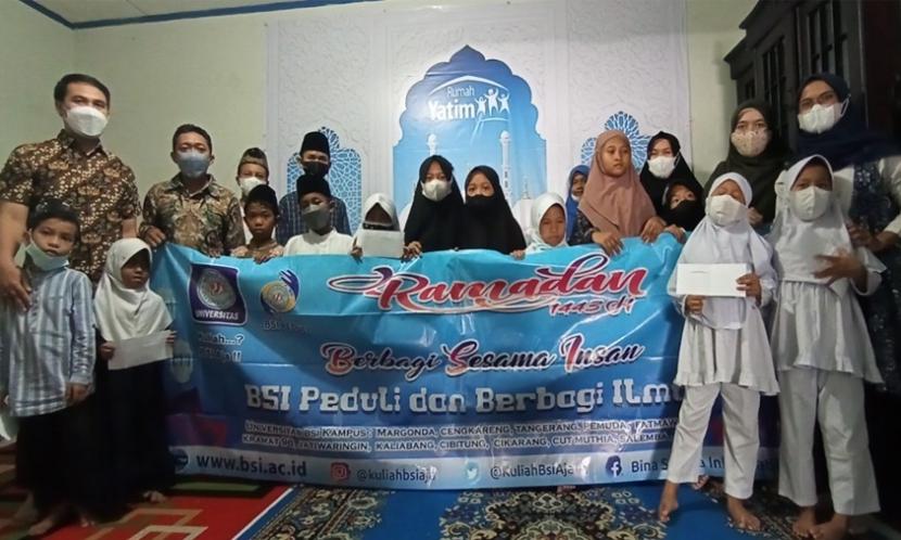 Universitas BSI kampus Tangerang memberikan santunan kepada anak yatim. Program Berbagi Peduli yang berlangsung ini, bertempat di Rumah Yatim, jalan Beringin, Cimone, Tangerang, pada Rabu (20/4/2022).