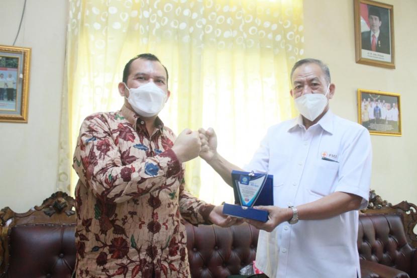 Universitas BSI menandatangani kerja sama dengan PMI Jakarta Barat.