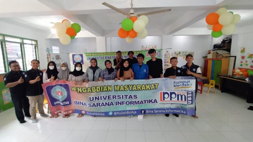 Universitas (BSI) mengadakan kegiatan pelatihan desain grafis untuk media sosial kepada Karang Taruna RT 004 RW 010 Kelurahan Kampung Tengah, Kecamatan Kramat Jati, Jakarta Timur.