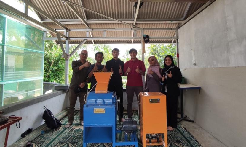 Universitas BSI menyerahkan satu unit mesin pencacah plastik dan satu unit mesin pengering plastik ke Bank Sampah IPPEC.