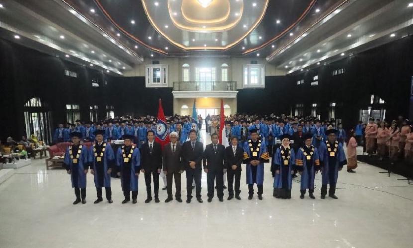 Universitas BSI Sukabumi sukses menggelar wisuda ke 16 di Gedung Sulanjana, Sukabumi.