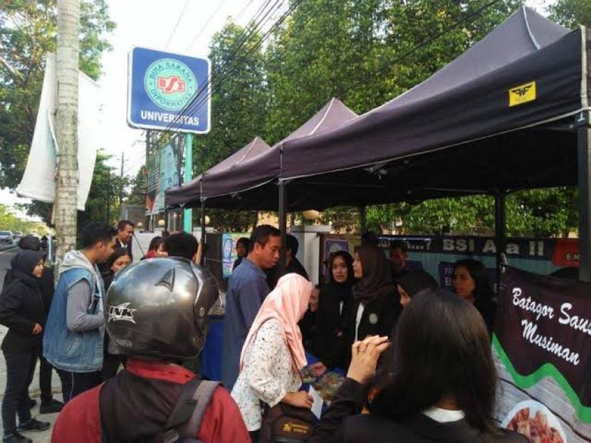 Universitas BSI Yogyakarta mendorong para mahasiswanya menjadi pengusaha sebelum wisuda.