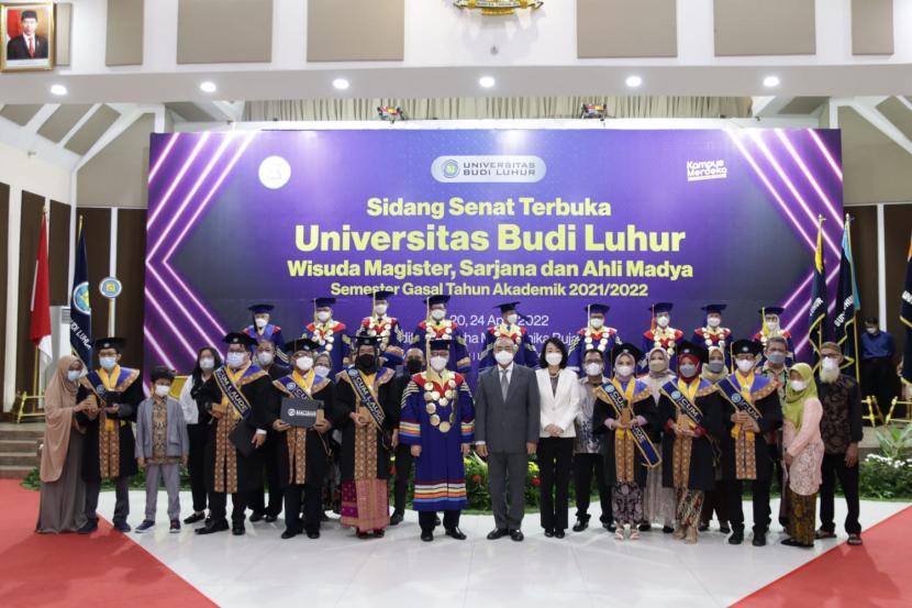  Universitas Budi Luhur melaksanakan Wisuda Magister, Sarjana dan Ahli Madya Semester Gasal Tahun Akademik 2021/2022 pada Selasa (19/04/2022).