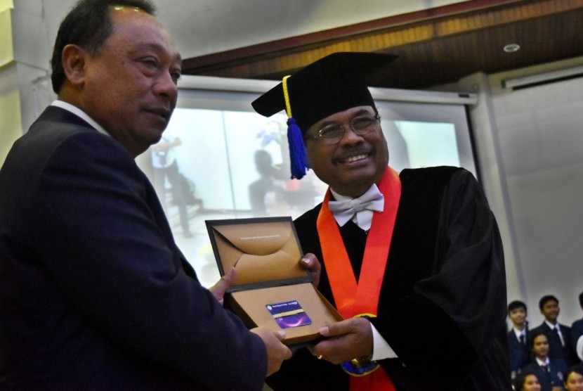 Universitas Diponegoro (Undip) Semarang menganugerahkan gelar Doktor Honoris Causa (HC) kepada Jaksa Agung Republik Indonesia (RI), HM Prasetyo, Kamis (22/2).