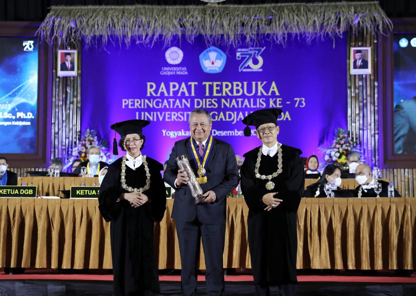 Universitas Gadjah Mada (UGM) memberikan Anugerah Hamengku Buwono IX tahun 2022 kepada Gubernur Bank Indonesia, Perry Warjiyo sebagai penghargaan atas dedikasinya dalam pengembangan kebijakan dan strategi perekonomian nasional.