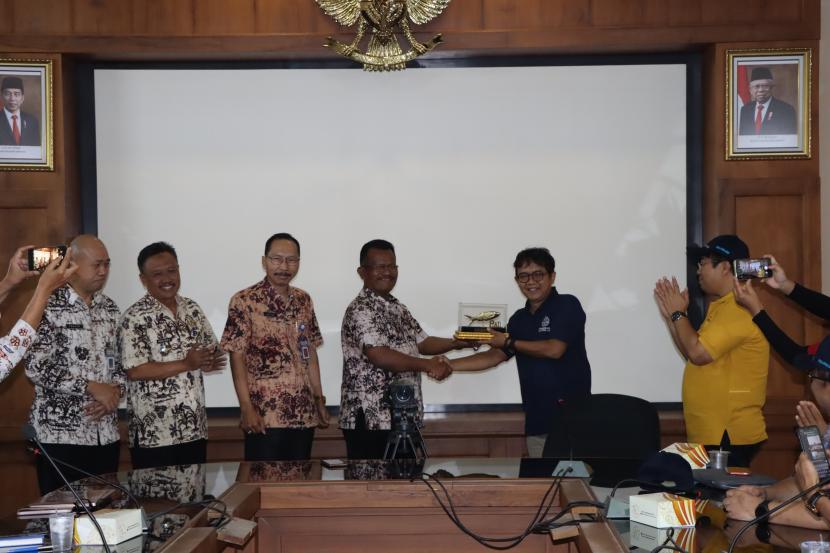 Universitas Gadjah Mada (UGM) membuka peluang kerja sama dengan kabupaten Pati, Jawa Tengah, dalam bidang riset pegembangan perikanan,  energi terbarukan, mitigasi bencana dan keberlanjutan program penerjunan mahasiswa KKN-PPM. 