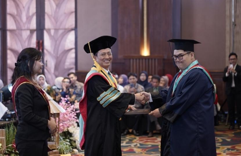 Universitas Informatika dan Bisnis Indonesia (UNIBI) menggelar upacara Wisuda Tahun Akademik 2023/2024 di Amarthapura Ballroom, eL Hotel Royale, Bandung. 