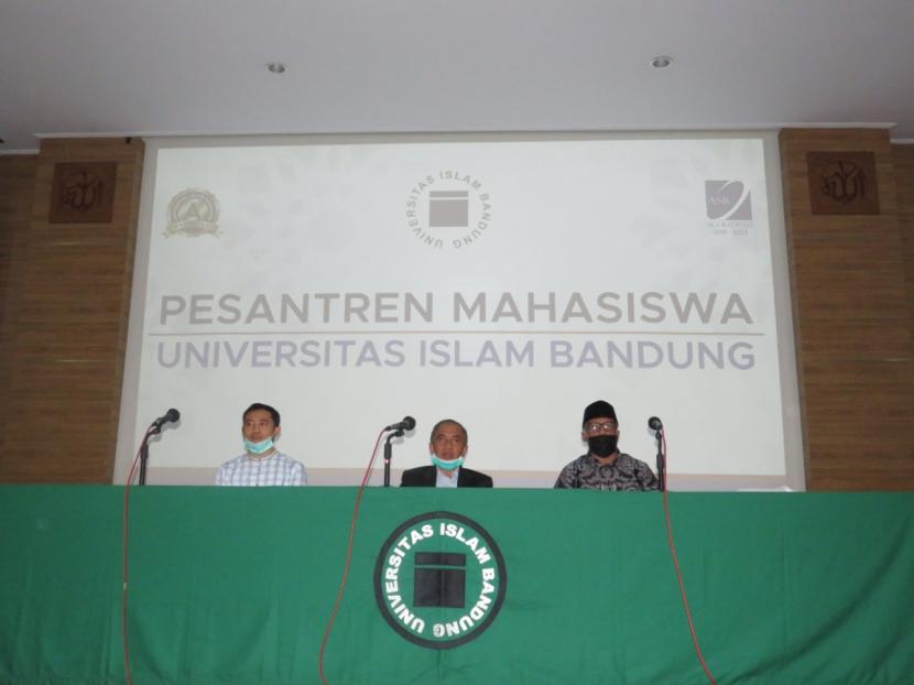 Universitas Islam Bandung (Unisba), kembali menggelar pesantren untuk mahasiswa baru (Maru). Kali ini, pesantren gelombang 7 sampai 10 masih digelar secara online, Senin (3/7). Yakni, diikuti sebanyak 437 orang peserta.