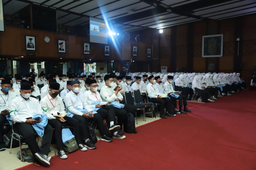 Universitas Islam Bandung (Unisba) melantik 2.378 mahasiswa baru (Maba) tahun ajaran 2022/2023 yang dilaksanakan secara hybrid pada Senin (5/9/2022).