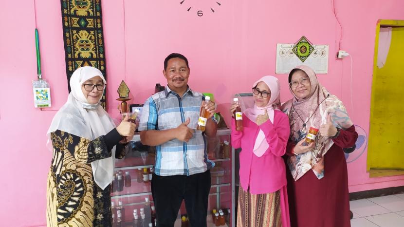 Universitas Islam Bandung (Unisba) memberikan Pendampingan dan Pemberdayaan usaha mikro kecil menengah (UMKM) melalui Aplikasi Teknologi Informasi dengan Pendekatan E-Commerce untuk meningkatkan pendapatan masyarakat di Desa Wisata Ciburial.