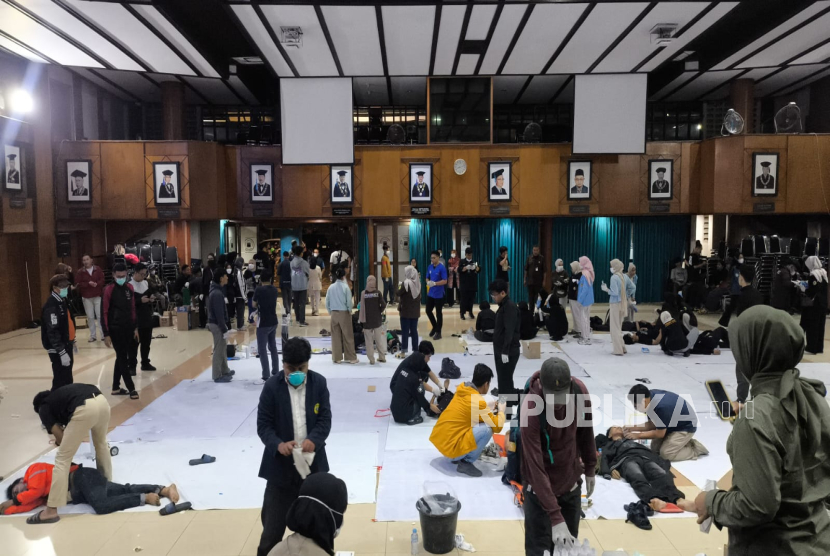 Universitas Islam Bandung (Unisba) membuka posko kesehatan untuk membantu para korban aksi demonstrasi