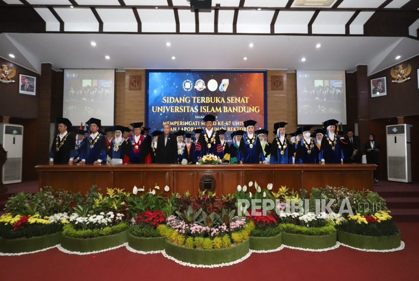 Universitas Islam Bandung (Unisba) menggelar Prosesi Sidang Terbuka Senat dalam rangka Peringatan Milad ke-67