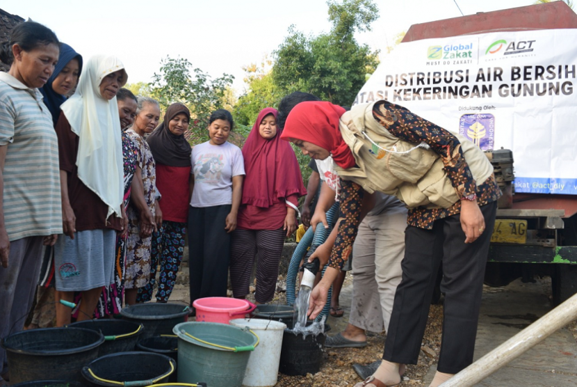 Universitas Islam Indonesia (UII) bersama Aksi Cepat Tanggap (ACT) rutin melakukan distribusi air bersih ke Kabupaten Gunungkidul. 